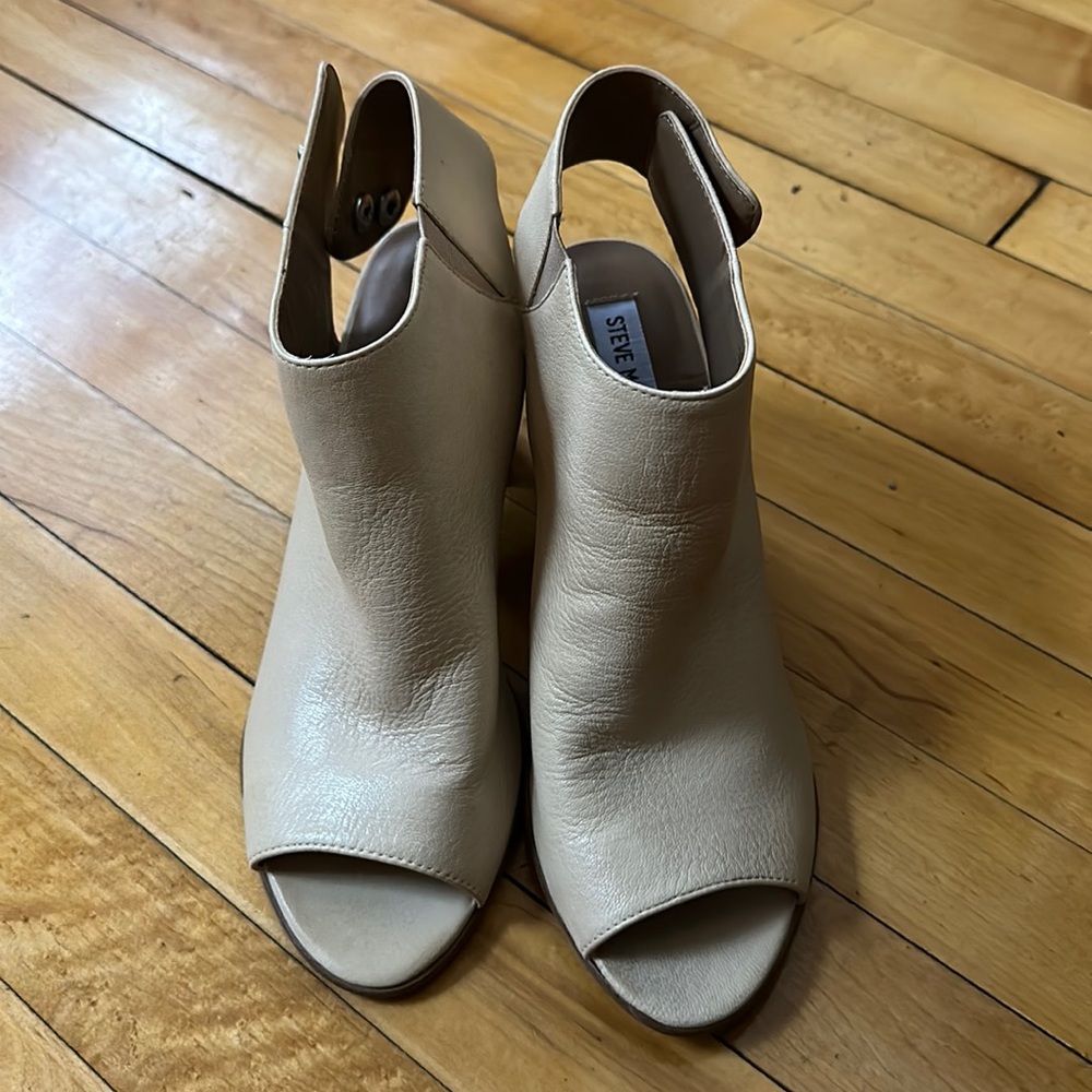 NEW Steve Madden peel toe booties . Beige color. 3.5 in heel .